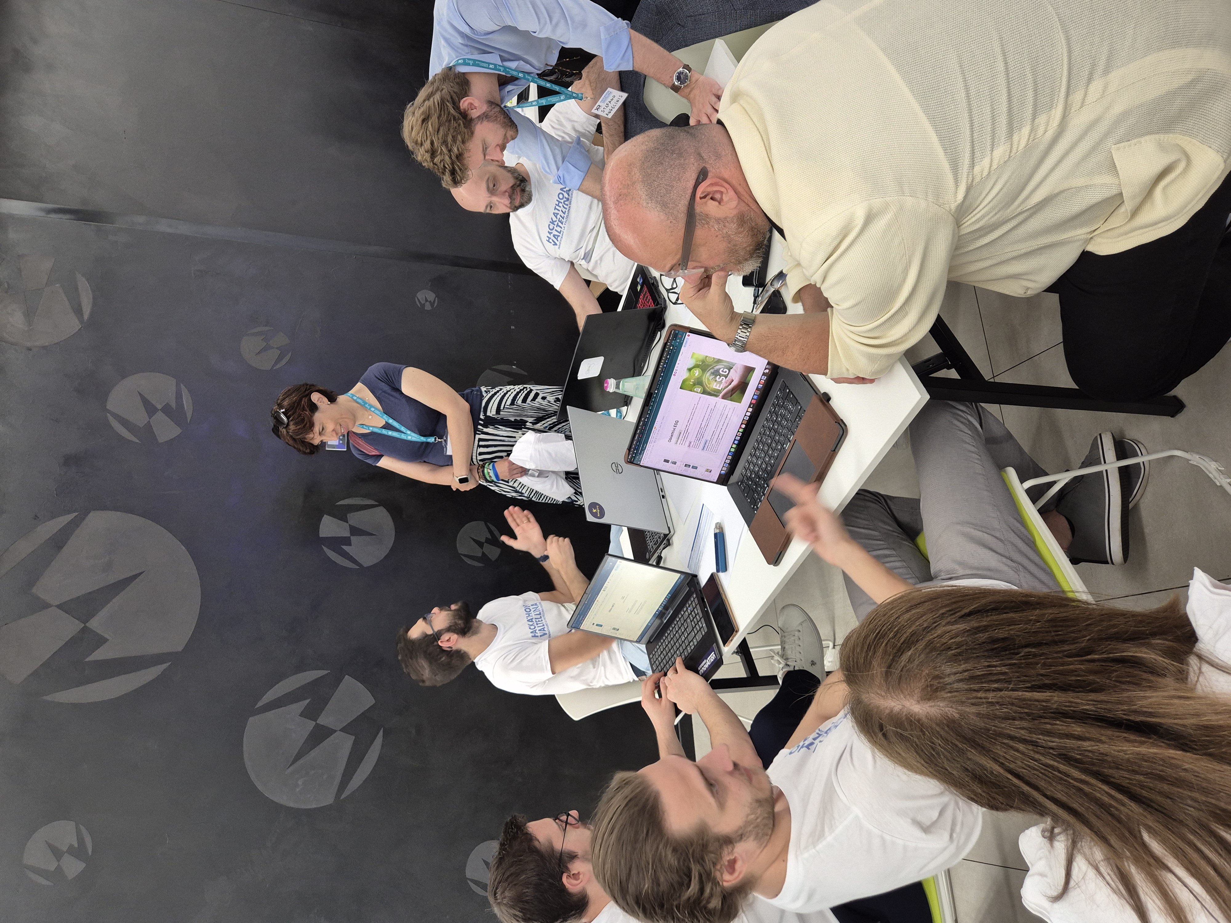Un team discute il progetto con una mentor