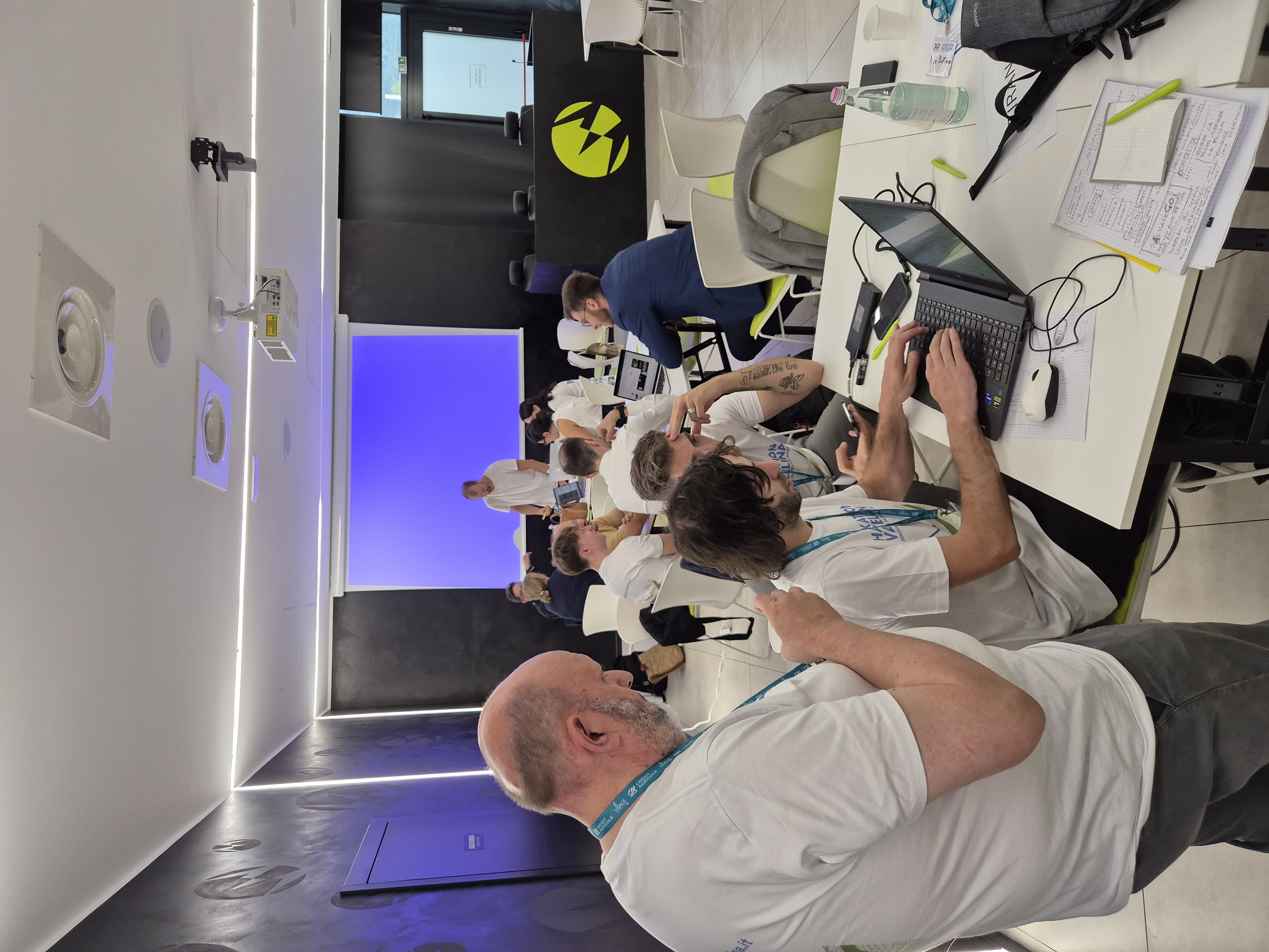 Un team al lavoro sui portatili con un mentor
