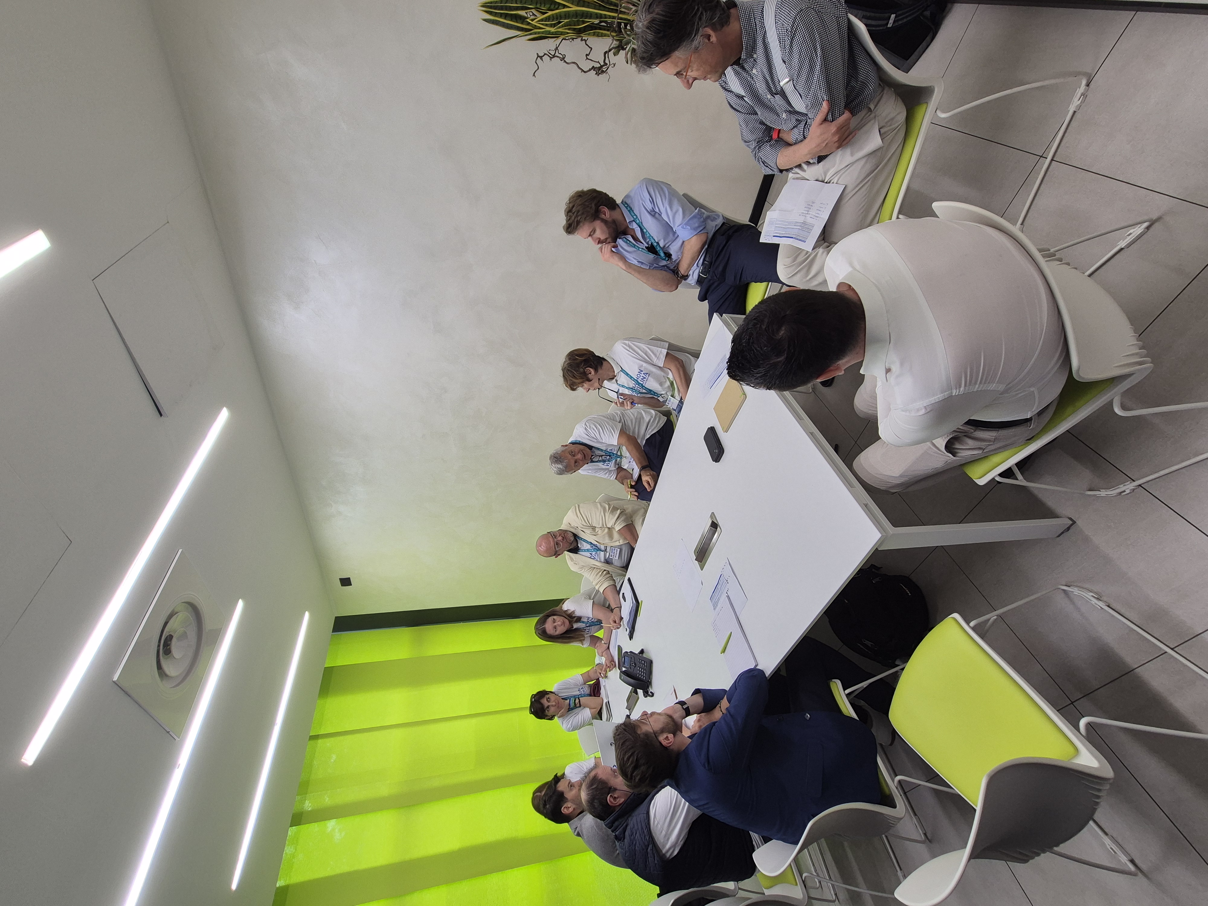 Un tavolo di lavoro con mentor e partecipanti durante il confronto
