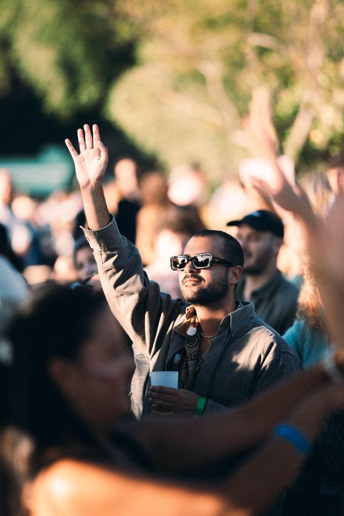 Foule les mains levées