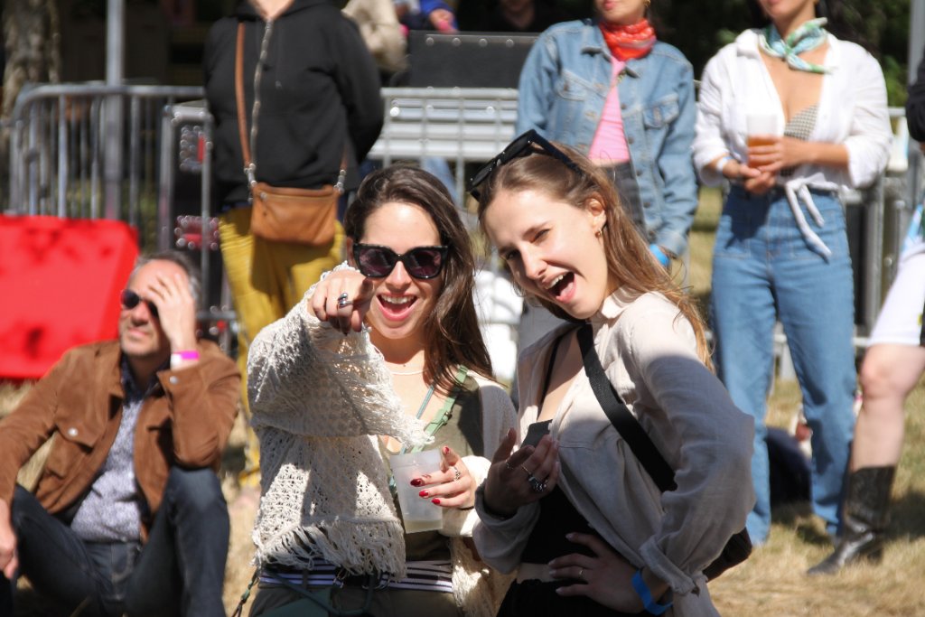 Festivalières qui sourient