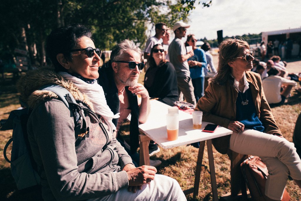 Public assis au soleil