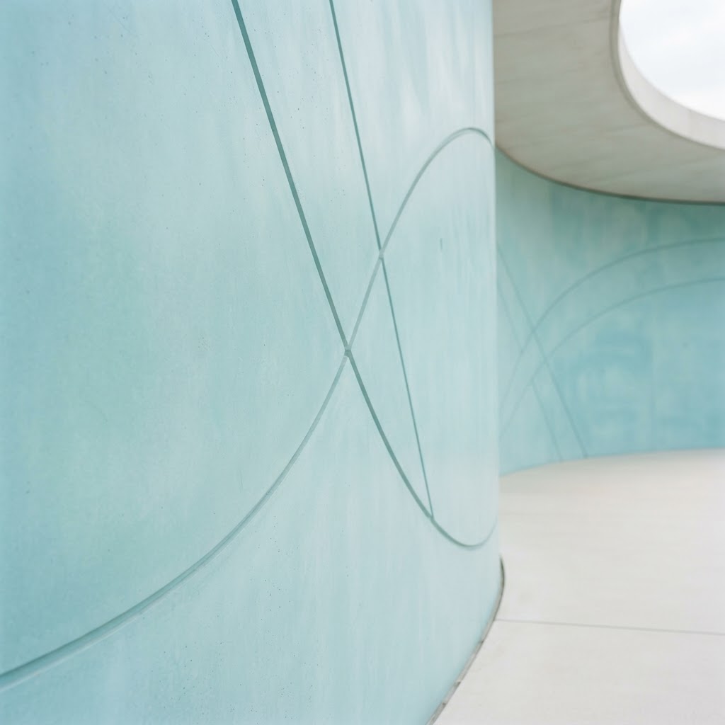 Arquitectura abstracta turquesa con luz suave