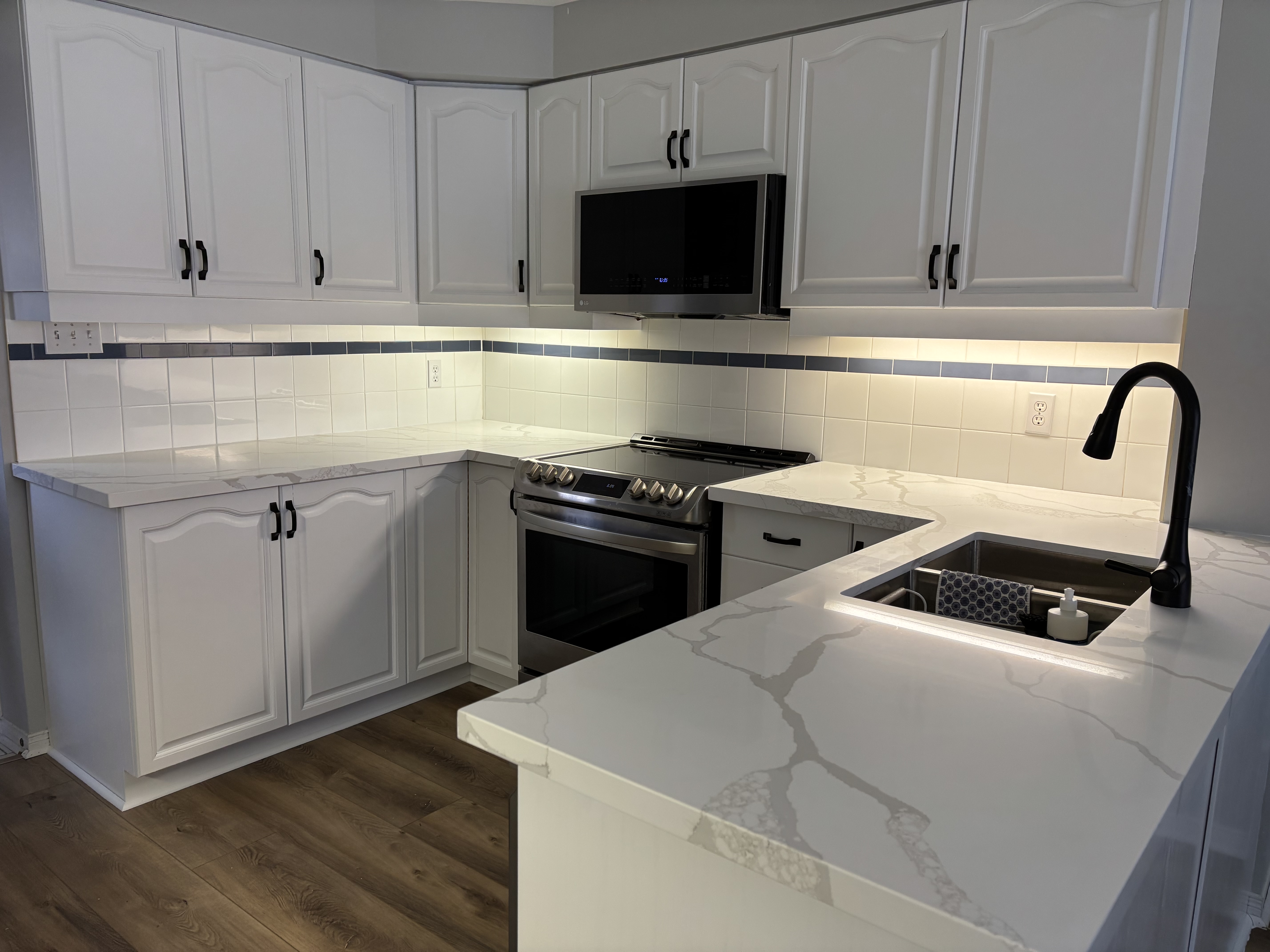 Professionally sprayed kitchen cabinets in a Muskoka home