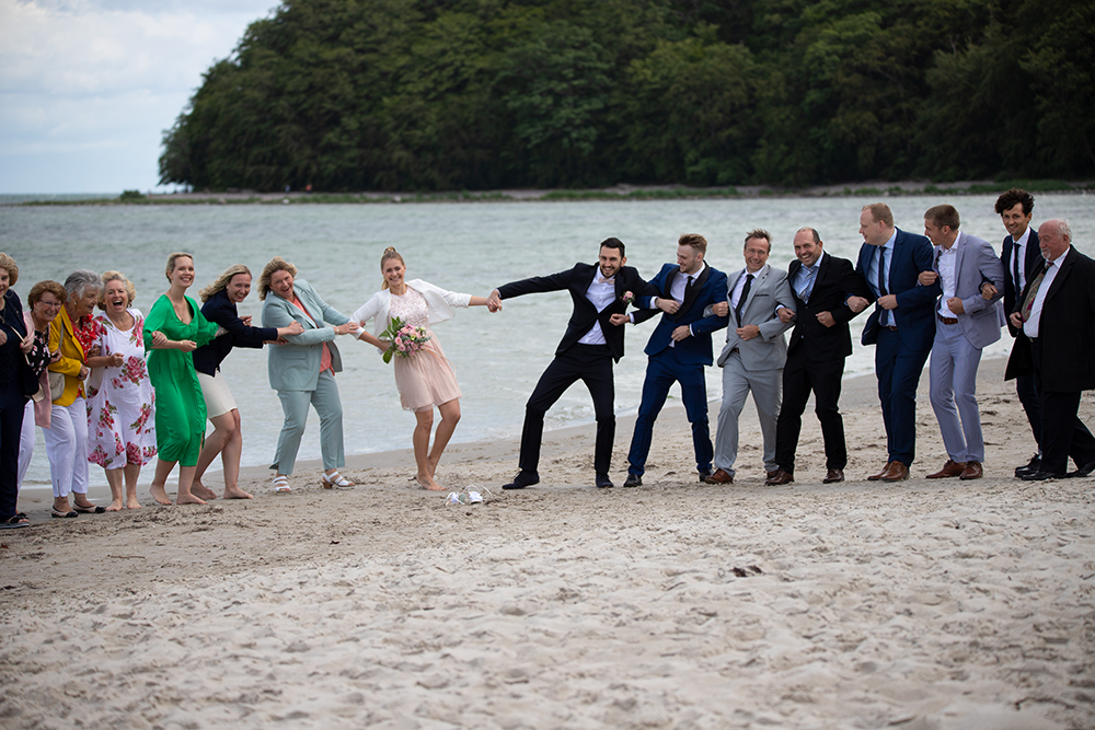 Hochzeitsgesellschaft am Ostseestrand Binz Rügen – Hochzeitsfotograf Karl-Heinz Fischer