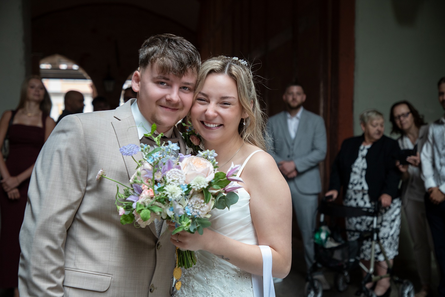 Hochzeitsfotograf Stralsund – Brautpaar mit Blumenstrauß in der Altstadt Stralsund