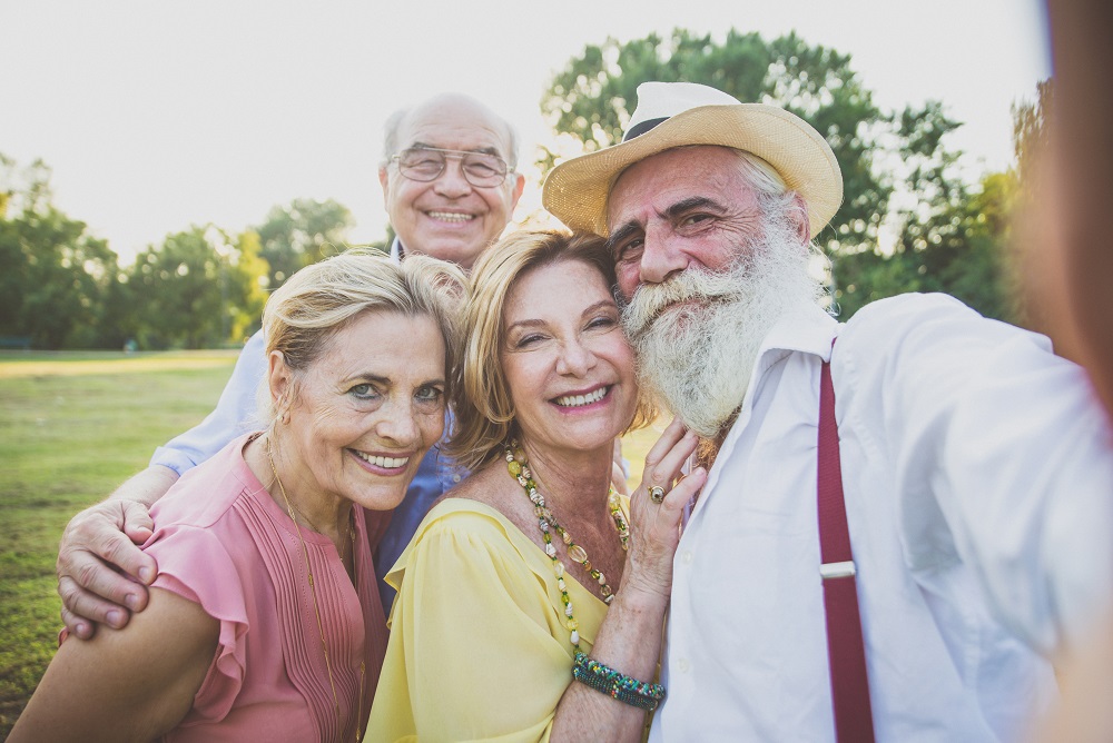 Älteres Paar lacht und macht ein Selfie
