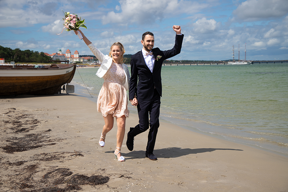 Heiraten am Strand Binz – Brautpaar springt am Ostseestrand Rügen