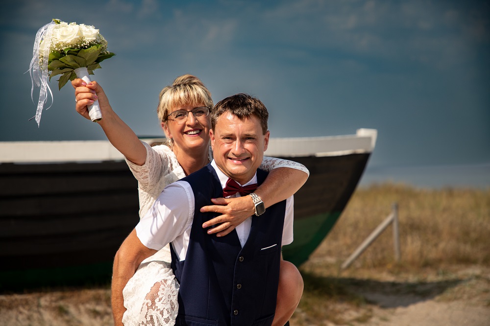Brautpaar am Ostseestrand Zingst mit Boot