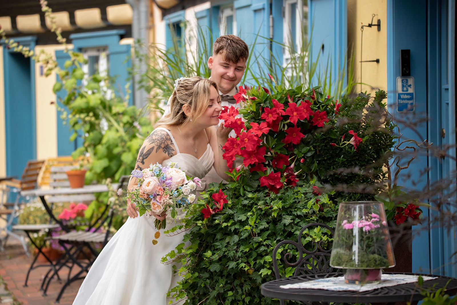 Hochzeitsfotograf Stralsund – Brautpaar mit Blumenstrauß am Johanneskloster Stralsund