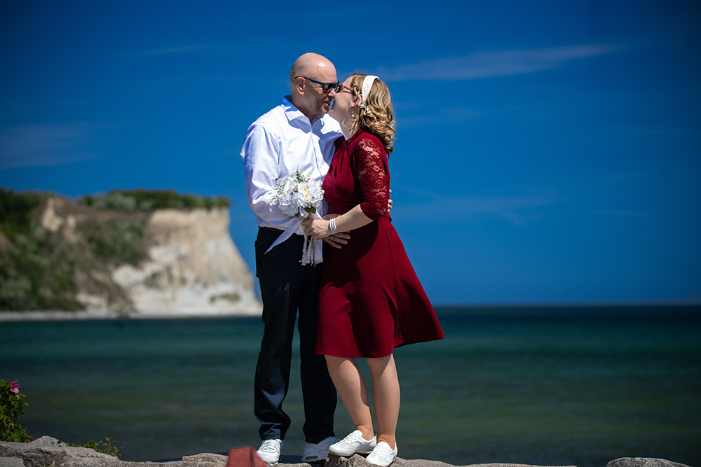 Hochzeitsfotos Kap Arkona Steilküste – Fotograf Rügen Fotograf Kap Arkona – Brautpaar küsst sich am Kreidestrand mit Steilküste, heiraten an der Ostsee
