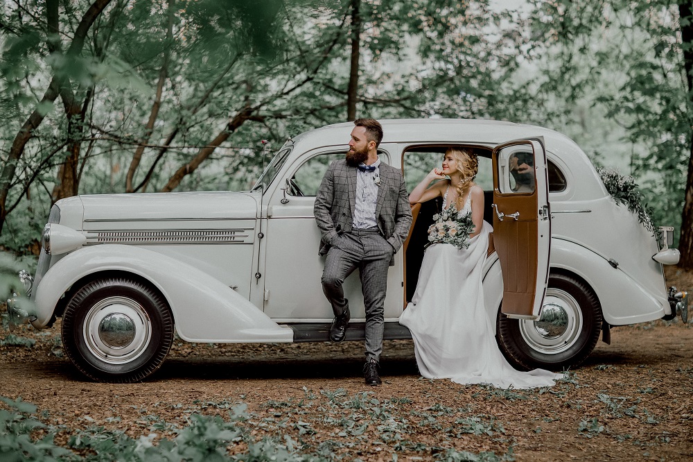 Brautpaar mit Hochzeitslimousine Oldtimer – Hochzeitslimousine Stralsund Rügen