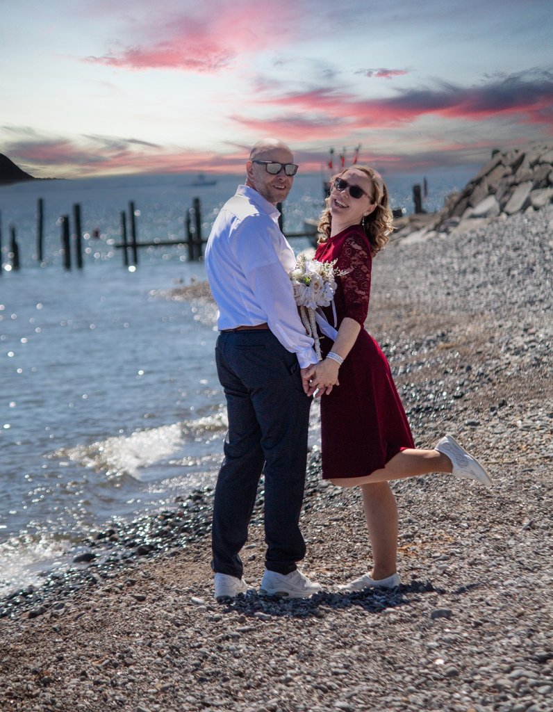 Brautpaarshooting Kap Arkona Strand – Hochzeitsfotograf Rügen Hochzeitsfotograf Kap Arkona – Brautpaar am Strand mit Abendhimmel, heiraten an der Ostsee auf Rügen