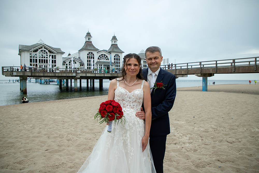 Brautpaar vor der Seebrücke Sellin auf Rügen – Hochzeit Palmengarten Sellin
