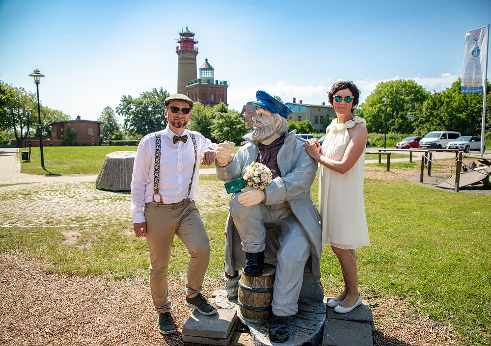 Hochzeitsfotograf Rügen – Brautpaar vor dem Leuchtturm Kap Arkona, heiraten auf Rügen