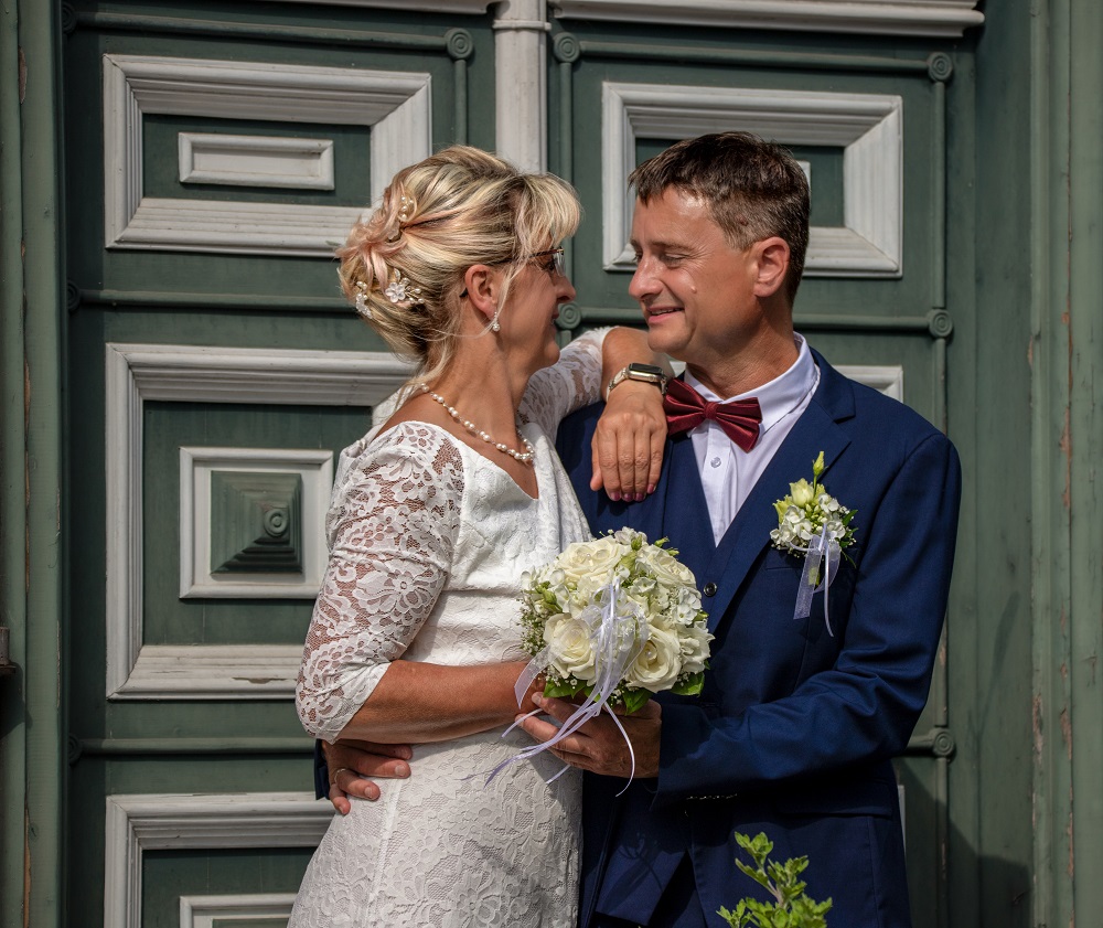 Verliebtes Brautpaar in Zingst