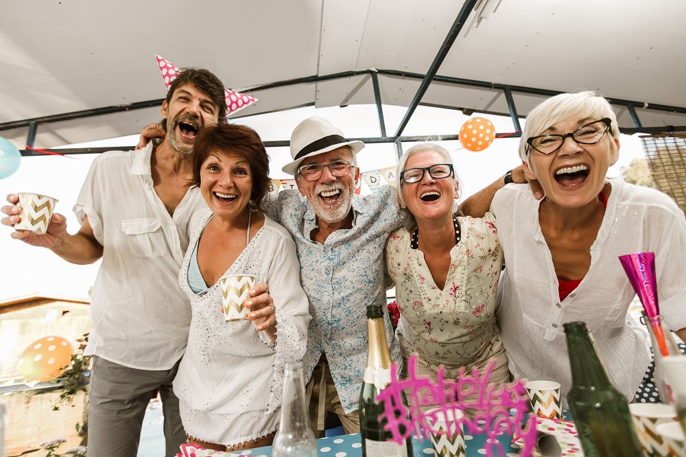 Familie und Freunde feiern Silberhochzeit