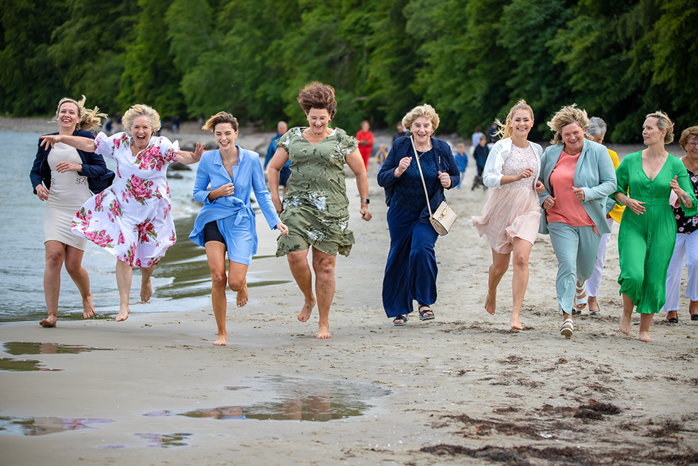 Fotograf Hochzeit Binz – Brautpaar am Ostseestrand nach standesamtlicher Trauung