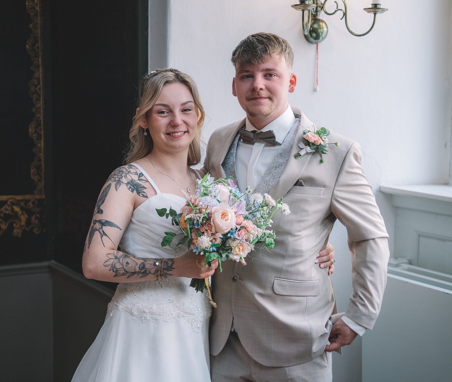 Hochzeitsfotograf Stralsund – Brautpaar nach der Trauung im Rathaus Stralsund
