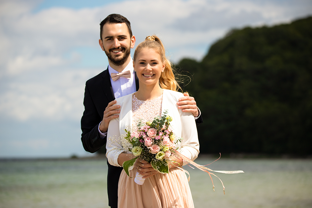 Heiraten Binz – Brautpaar am Strandkorb am Ostseestrand Rügen