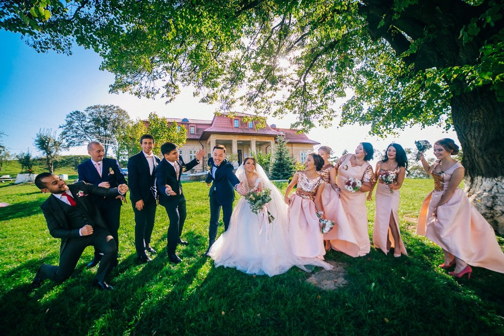 Hochzeitsgesellschaft Brautpaar mit Brautjungfern und Trauzeugen – Hochzeit Rügen Stralsund DJ Fischer Spezial