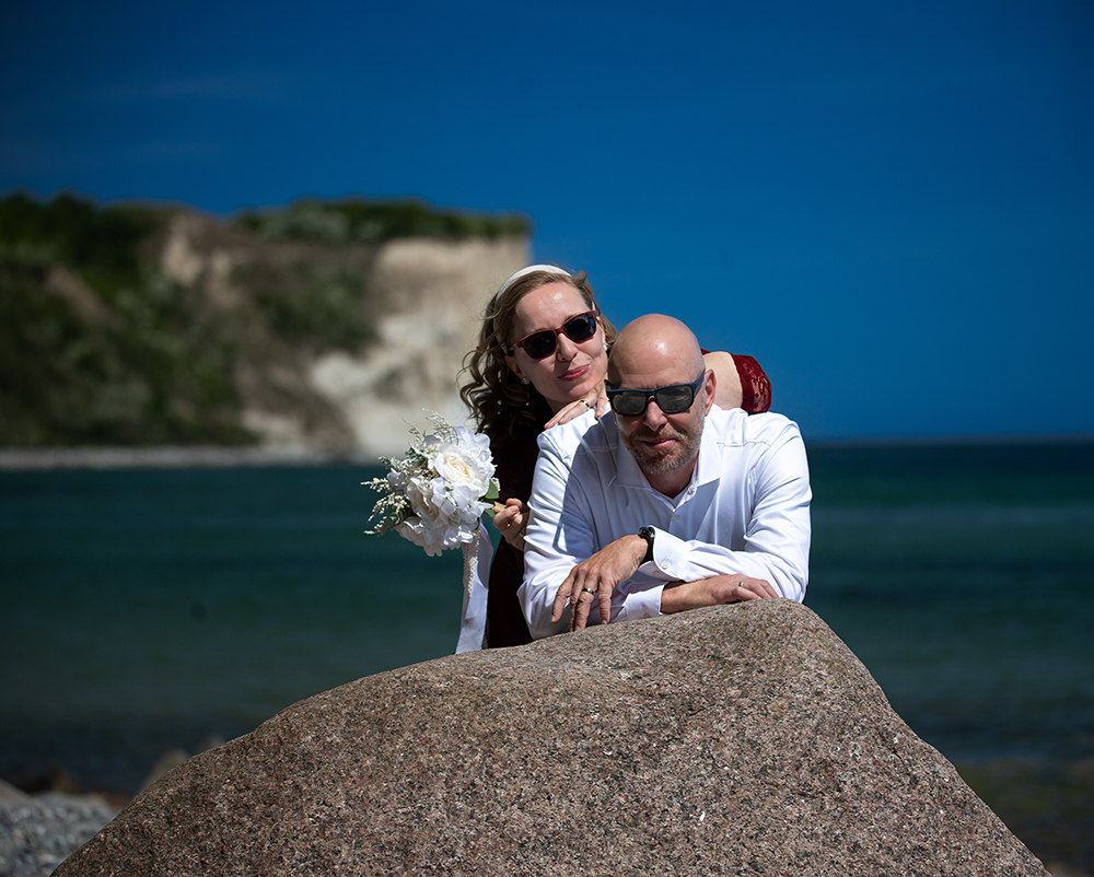Brautpaar Kap Arkona Ostsee – Hochzeitsfotografie Karl-Heinz Fischer Hochzeitsfotograf Kap Arkona – Brautpaar an Felsen mit Ostsee und Steilküste bei der Hochzeit Kap Arkona