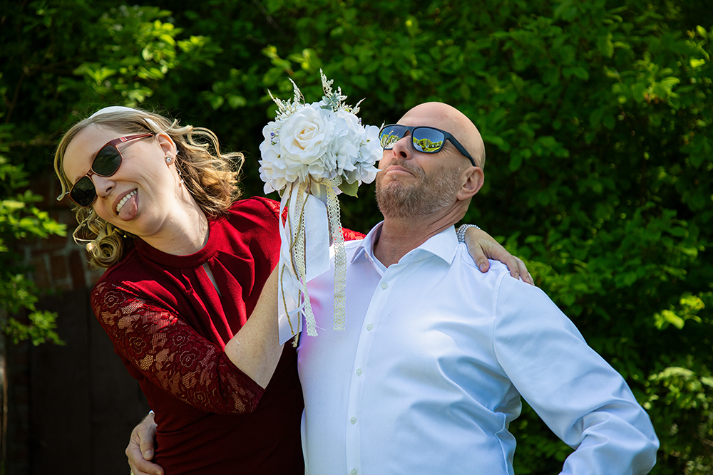 Natürliche Hochzeitsfotos Kap Arkona Rügen Fotograf Hochzeit Kap Arkona – fröhliches Brautpaar mit Sonnenbrille an der Ostsee
