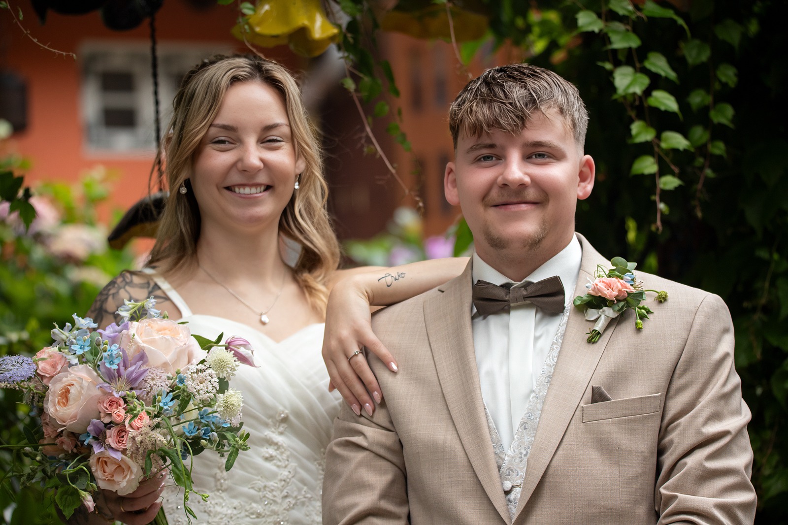 Hochzeitsfotograf Stralsund – Brautpaar im Grünen beim Shooting in Stralsund