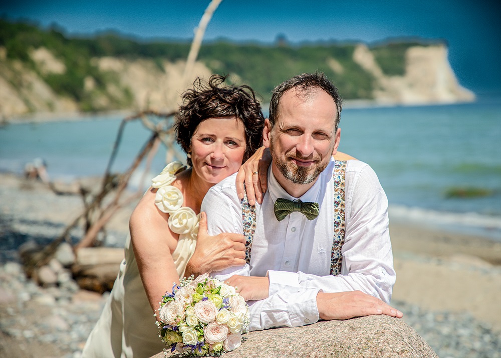 Hochzeitsfotograf Rügen – Brautpaar am Leuchtturm Kap Arkona beim Heiraten auf Rügen