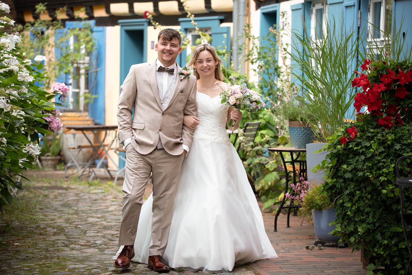 Hochzeitsfotograf Stralsund – Brautpaar beim Shooting im Garten des Johannesklosters