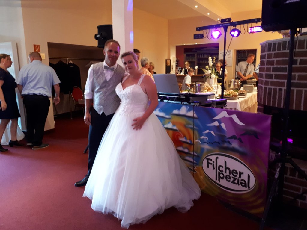 DJ Fischer Spezial mit Brautpaar bei Hochzeit in Stralsund – Hochzeits-DJ Stralsund