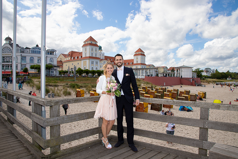 Hochzeitsfotograf Binz Rügen – Brautpaar auf Treppe des Müther Turms ehemaliger Rettungsturm