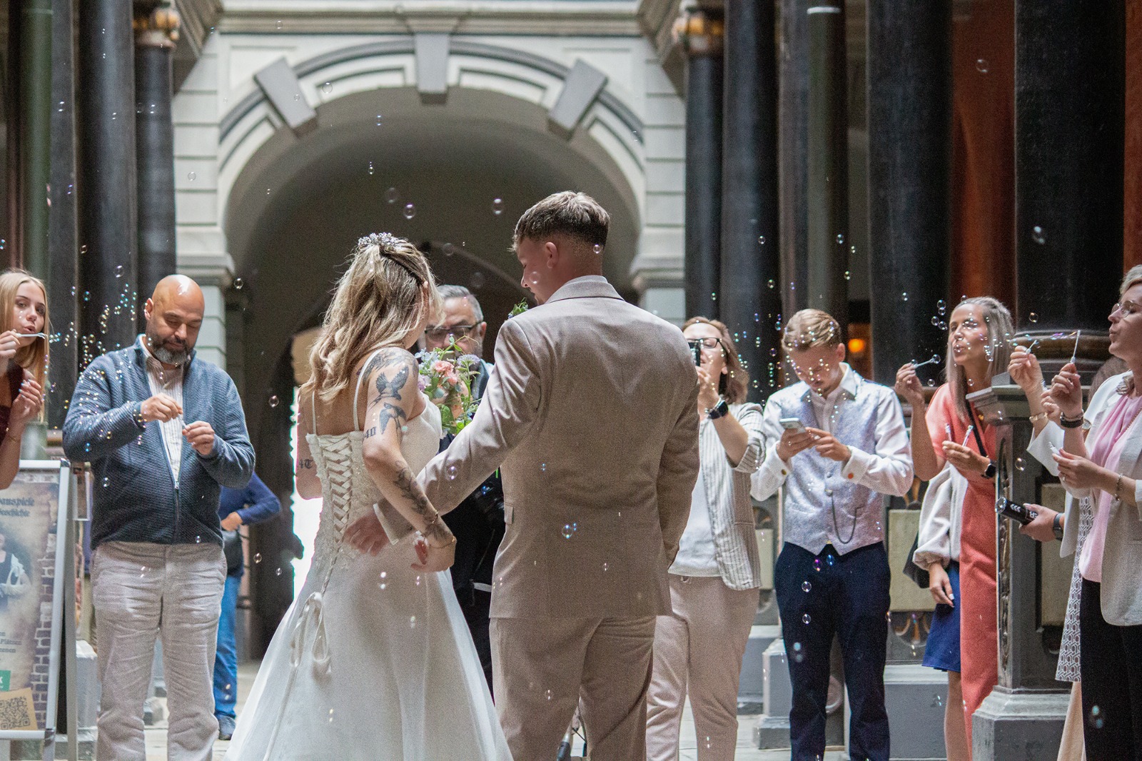 Hochzeitsfotograf Stralsund – Brautpaar im Schoßgang des Rathauses Stralsund beim Shooting