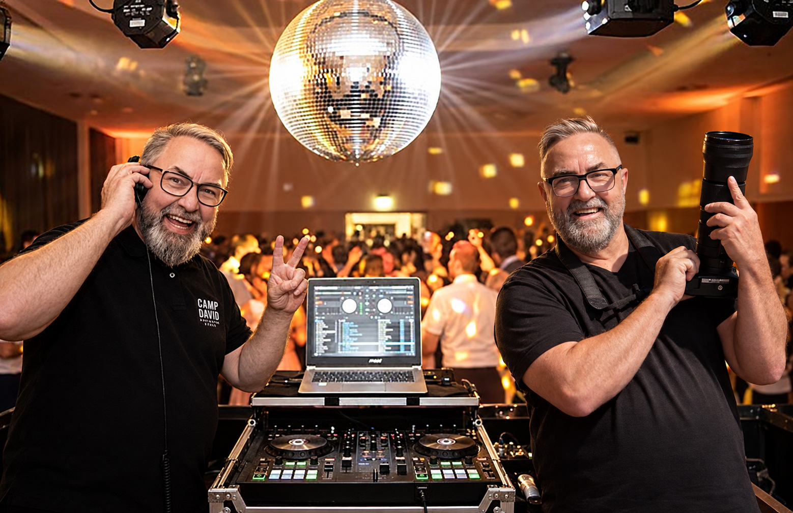 DJ und Hochzeitsfotograf aus einer Hand – Karl-Heinz Fischer am Mischpult und mit der Kamera