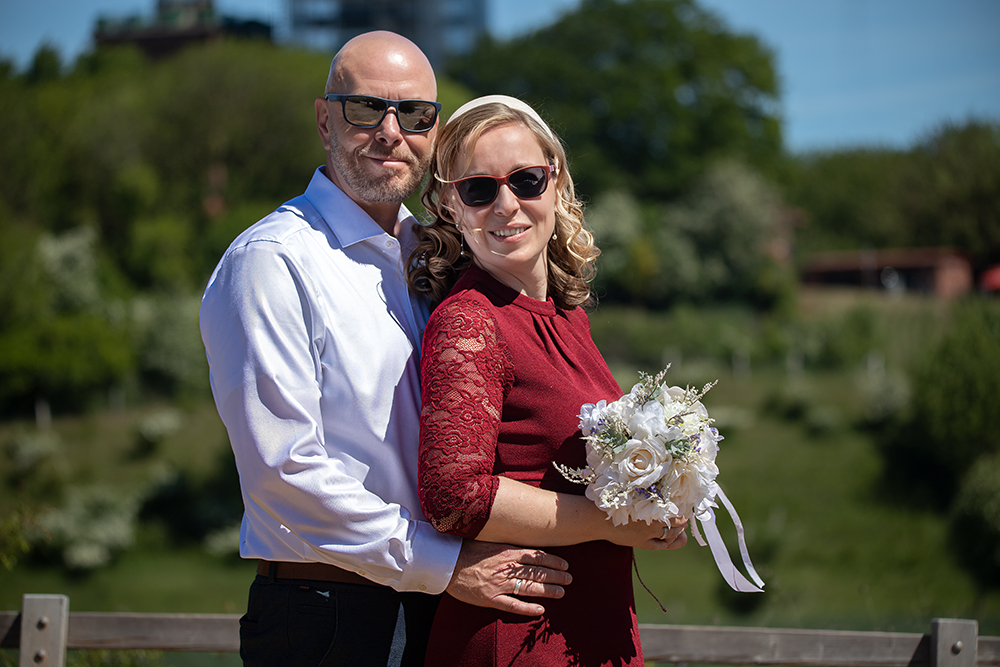 Brautpaar Kap Arkona mit Leuchtturm – Hochzeitsfotografie Rügen Hochzeitsfotograf Kap Arkona – Brautpaar auf der Brücke mit Leuchtturm, heiraten an der Ostsee