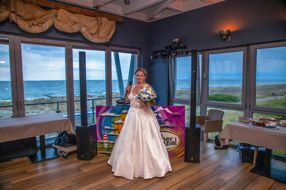 DJ Fischer Spezial mit Brautpaar bei Hochzeit in Rostock – Hochzeits-DJ Rostock