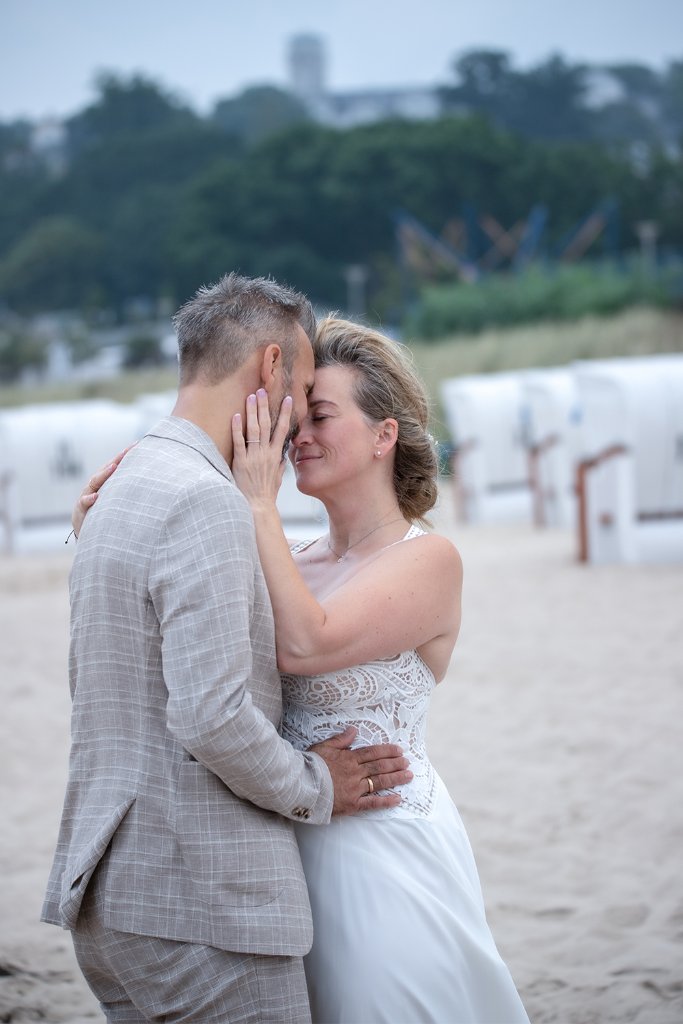 Heiraten am Strand Göhren Rügen – Familie läuft am Ostseestrand