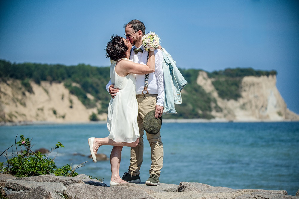 Hochzeitsfotograf Rügen – Brautpaar am Strand von Kap Arkona, Hochzeit an der Ostsee