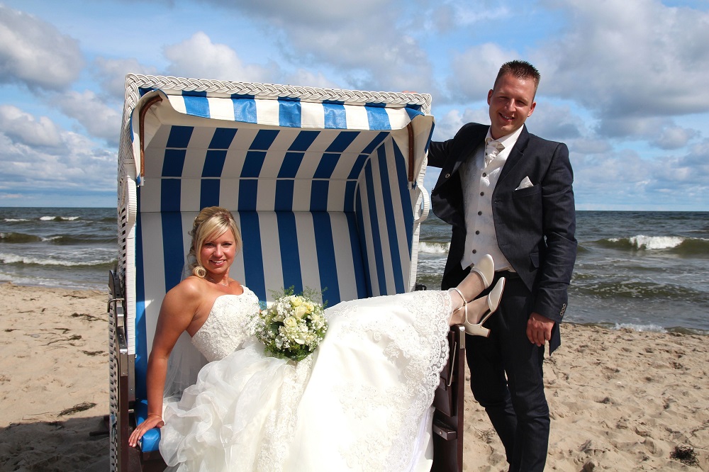 Brautpaar am Ostseestrand Sellin – Hochzeitsshooting im Strandkorb mit DJ Fotograf Karl-Heinz Fischer