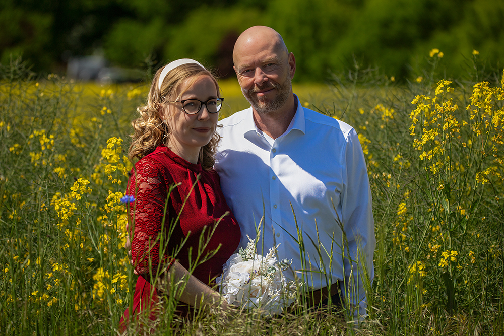 Hochzeitsfotografie Kap Arkona – Brautpaar im Rapsfeld Heiraten Kap Arkona – Brautpaar im Rapsfeld bei der Hochzeit auf Rügen