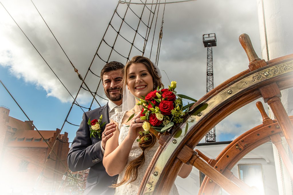 Brautpaar auf der Gorch Fock I im Stralsunder Stadthafen – Hochzeit Stralsund maritim heiraten
