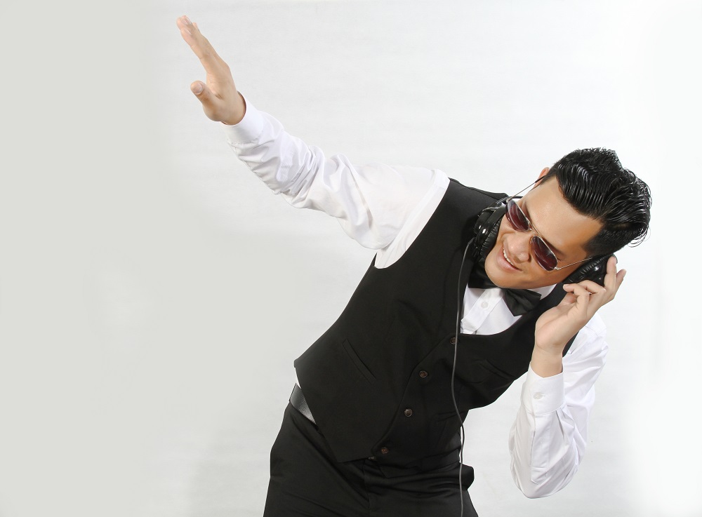 DJ Karl-Heinz Fischer mit Kopfhörern beim Auflegen – DJ Glowe Rügen