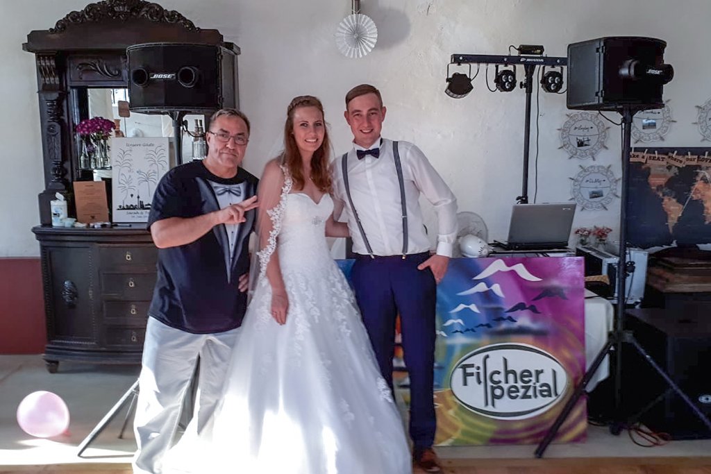 DJ Fischer Spezial mit Brautpaar beim Kurhaus Binz – Hochzeits-DJ Rügen Binz