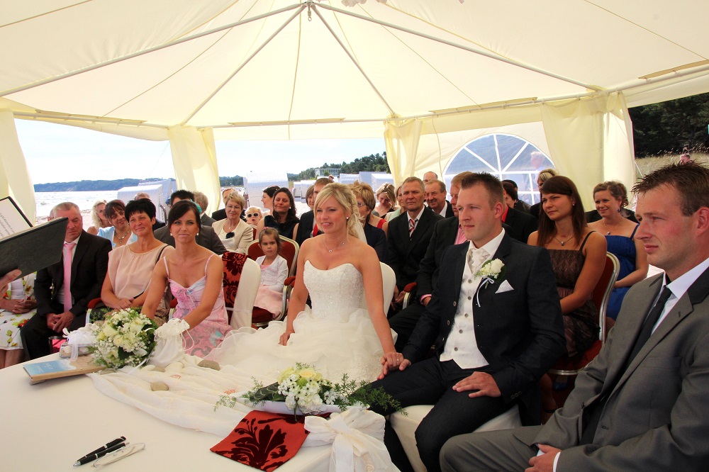 Heiraten am Privatstrand Cliff Hotel Sellin Rügen – Brautpaar auf Lounge-Liege vor dem Hotel