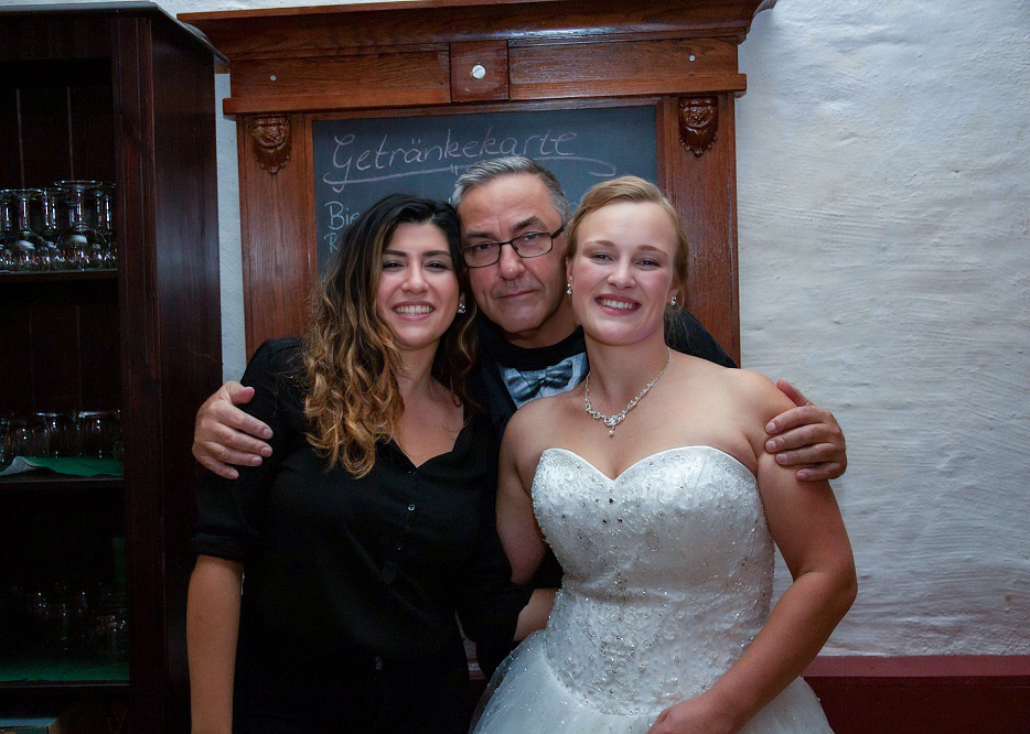 DJ Fischer Spezial mit Braut und Servicekraft bei Hochzeit in Stralsund
