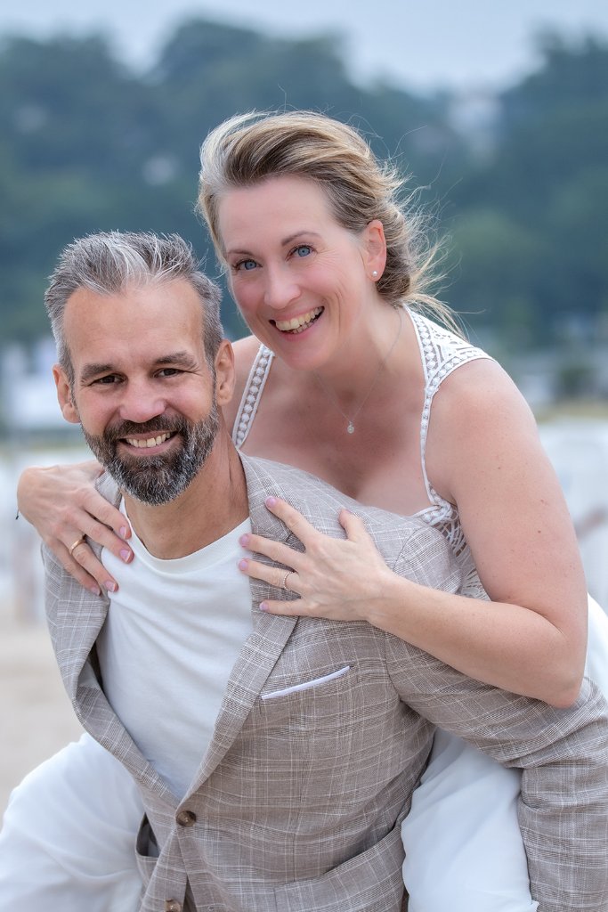 Strandhochzeit Göhren – Brautpaar am Strandkorb an der Ostsee auf Rügen