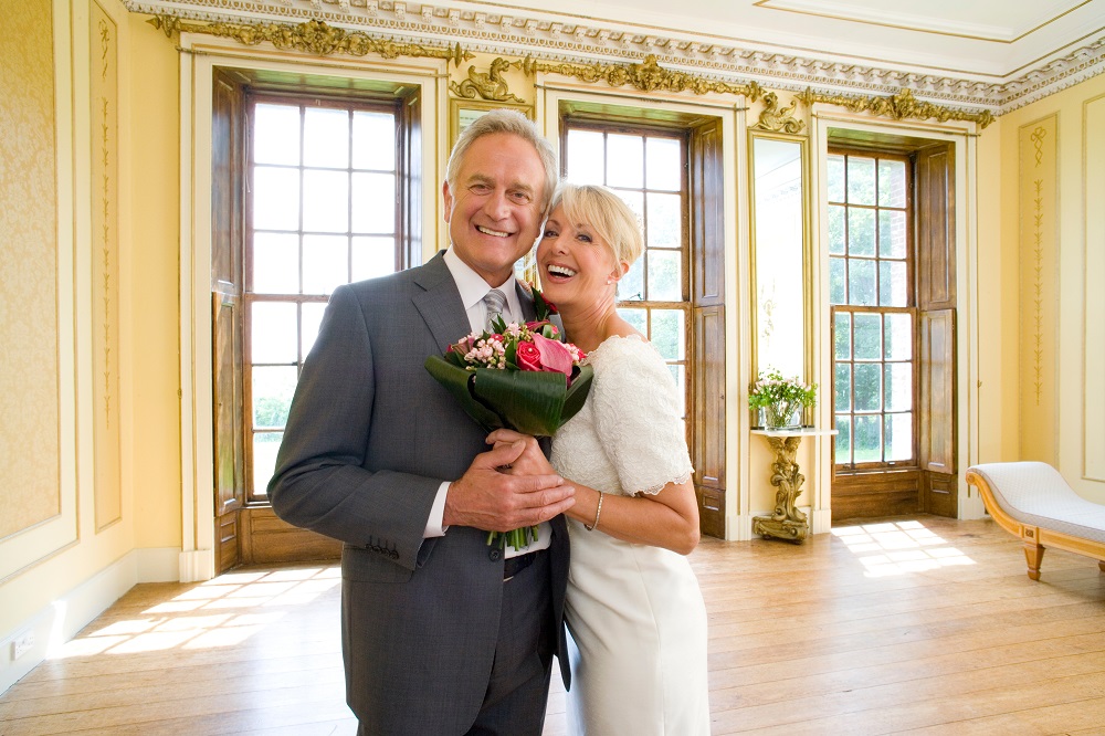 Elegantes Ehepaar bei Silberhochzeit im Saal