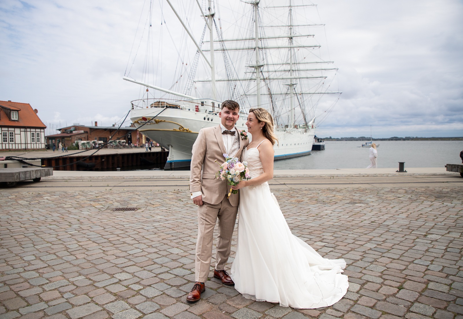 Hochzeitsfotograf Stralsund – Brautpaar vor dem historischen Segelschiff Gorch Fock im Stadthafen