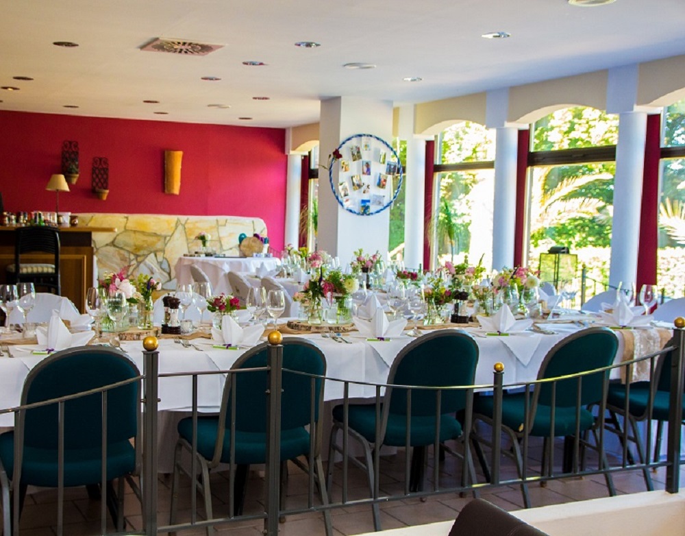 Hochzeitsfeier Restaurant Casa Blanca Cliff Hotel Sellin – festlich gedeckte Tische mit Blumendeko