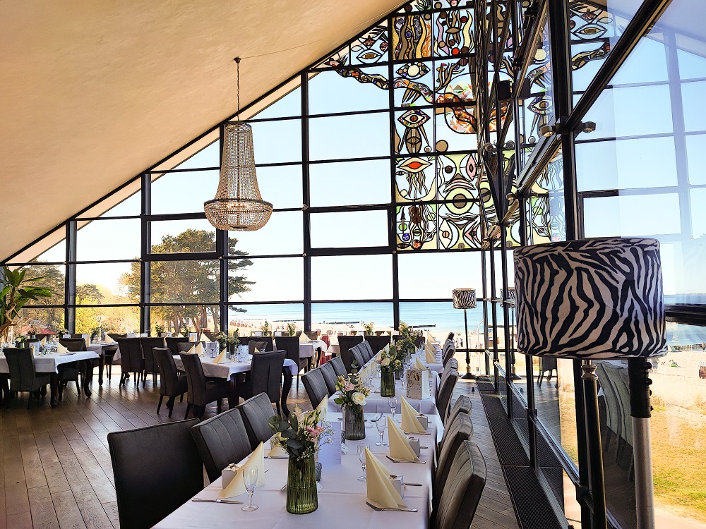 Restaurant Ostseeperle Glowe Innenraum mit Glasfront – Hochzeit DJ Rügen